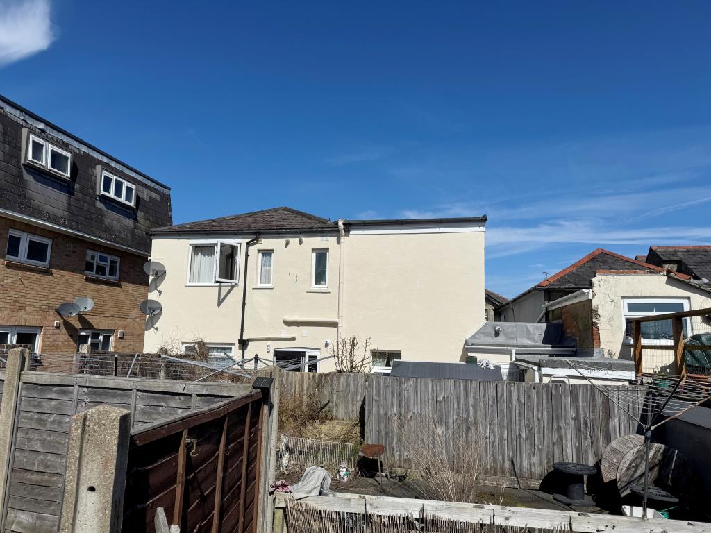 Lot: 154 - FREEHOLD TOWN CENTRE BLOCK OF FOUR FLATS FOR INVESTMENT - The Rear Elevation and Gardens